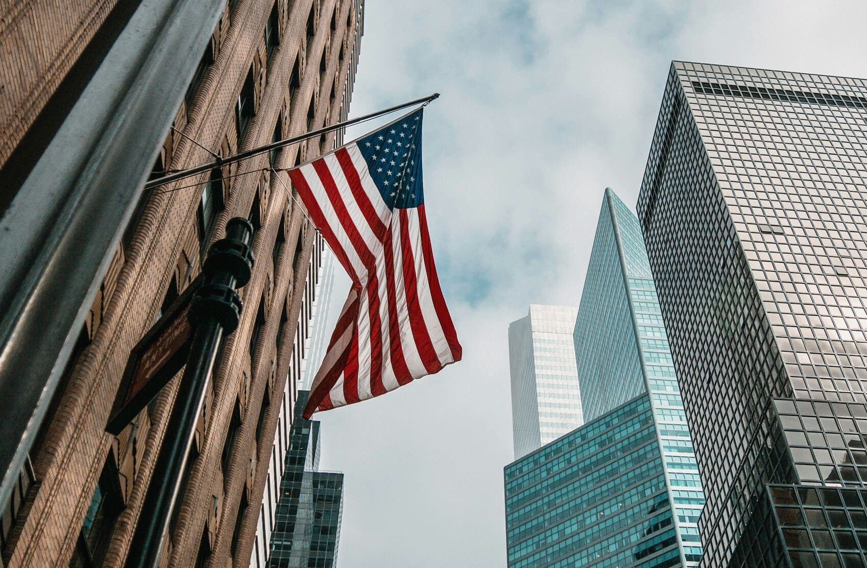 Bandeira dos Estados Unidos entre edifícios urbanos